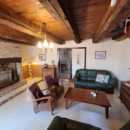 Authentic With Terrace And Shared Pool Vakantiehuis