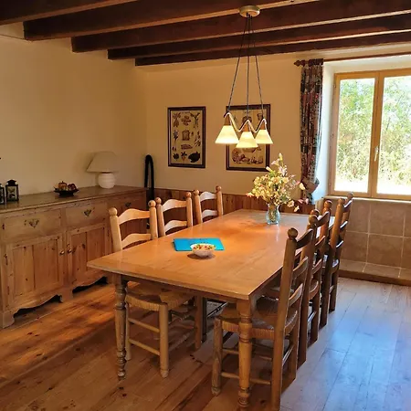 Authentic With Terrace And Shared Pool Vakantiehuis