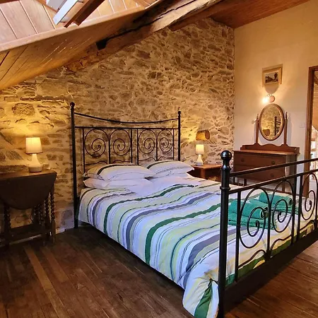 Authentic With Terrace And Shared Pool Vakantiehuis Saint-Saud-Lacoussière