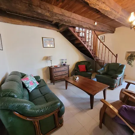 Authentic With Terrace And Shared Pool Vakantiehuis *