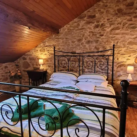 Vakantiehuis Authentic With Terrace And Shared Pool *