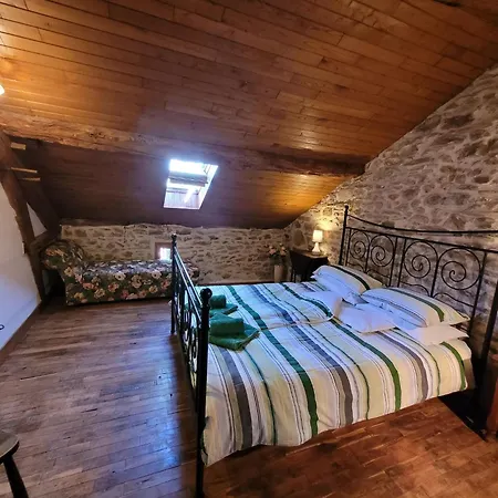Authentic With Terrace And Shared Pool Vakantiehuis