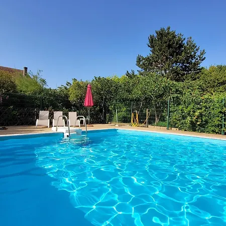 Authentic With Terrace And Shared Pool Vakantiehuis