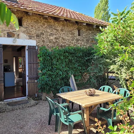Authentic With Terrace And Shared Pool Vakantiehuis
